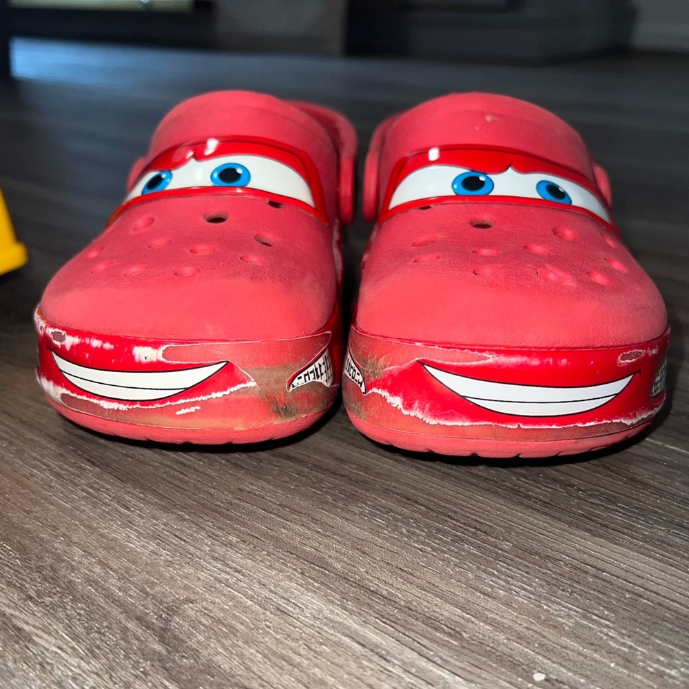 Lightning McQueen Crocs - Picture 2 of 5